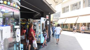 Puertas abiertas de par en par y el aire acondicionado funcionando a pleno, una postal que se repite en pleno centro.&nbsp;