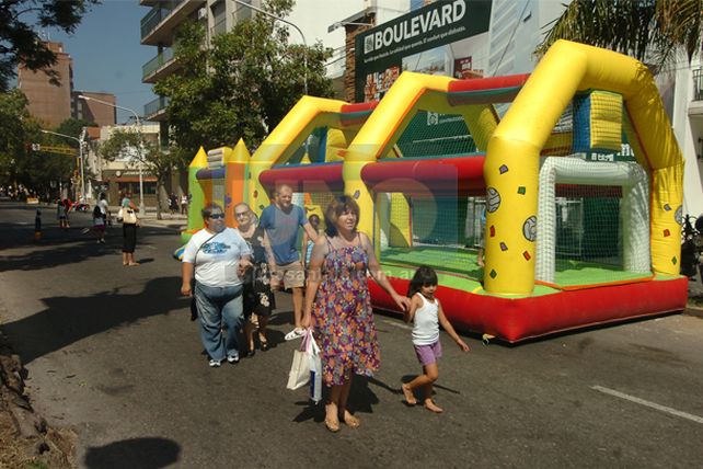 Por unas horas, un sector de Bulevar se convirtió en paseo peatonal