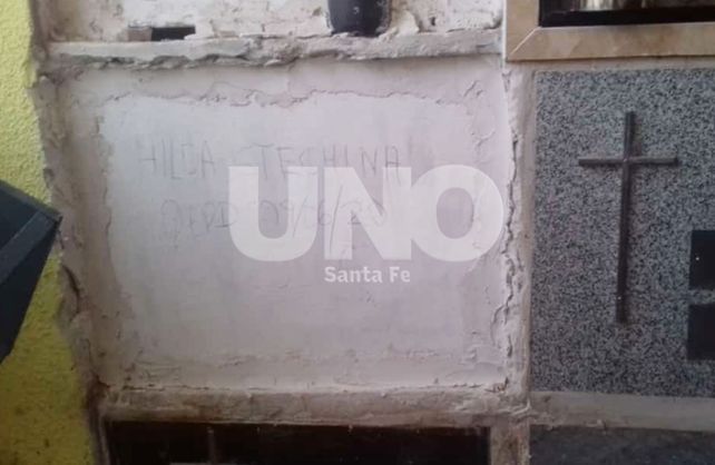 La indignante postal que encontró este domingo la familia Arce en el Cementerio Municipal.
