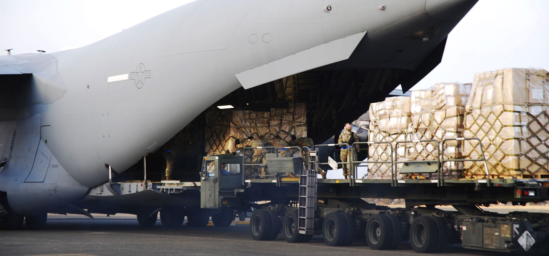 Soldados estadounidenses cargan el equipo de defensa de Japón en un avión estadounidense antes de enviarlo a Ucrania, en la Base de la Fuerza Aérea de EE. UU. en Yokota, adyacente a Fussa en las afueras de Tokio, Japón, el miércoles 16 de marzo de 2022.