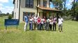 Estudiantes y tutores frente a la vivienda de madera en la Experimental del INTA Concordia.