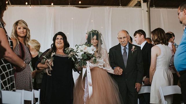 Pasó años usando una silla de ruedas y sorprendió a todos en su boda caminando hacia el altar