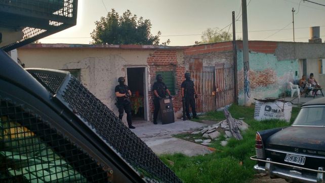 En zona oeste. El personal policial en el momento en que se inspeccionó un domicilio.