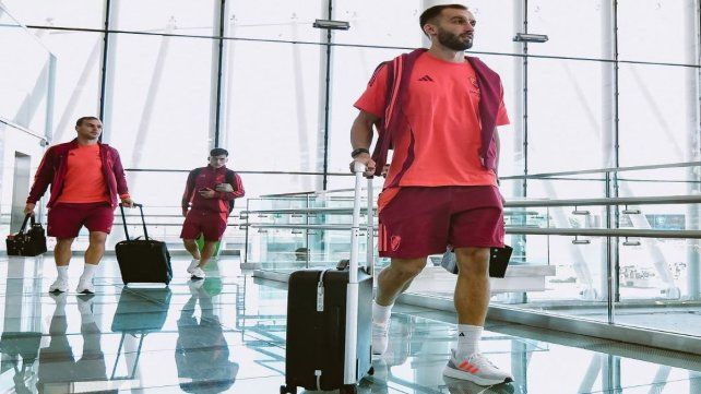 El plantel de River partió rumbo a Lima.