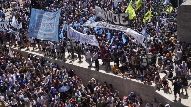 Paro general. Los gremios rosarinos marcharon al Monumento a la Bandera en rechazo del DNU y la ley ómnibus.&nbsp;