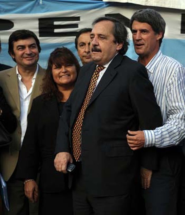 La oposición instaló su carpa contra la reforma judicial frente al Congreso