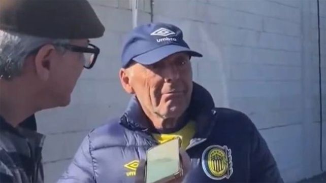 Miguel Ángel Russo a plena emoción con un grupo de personas discapacitadas.