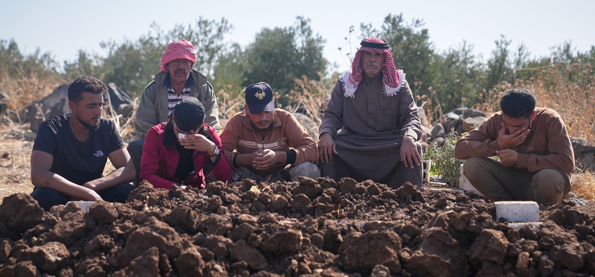 Asistentes al funeral de Muath Salama al-Baeer, un joven con discapacidad que, según medios estatales, murió durante una incursión militar israelí ocurrida en la madrugada en Jamla, en la zona de la cuenca de Yarmouk, en el oeste de la provincia de Daraa, Siria, el jueves 22 de octubre de 2026. (Foto AP/Ghaith Alsayed)
