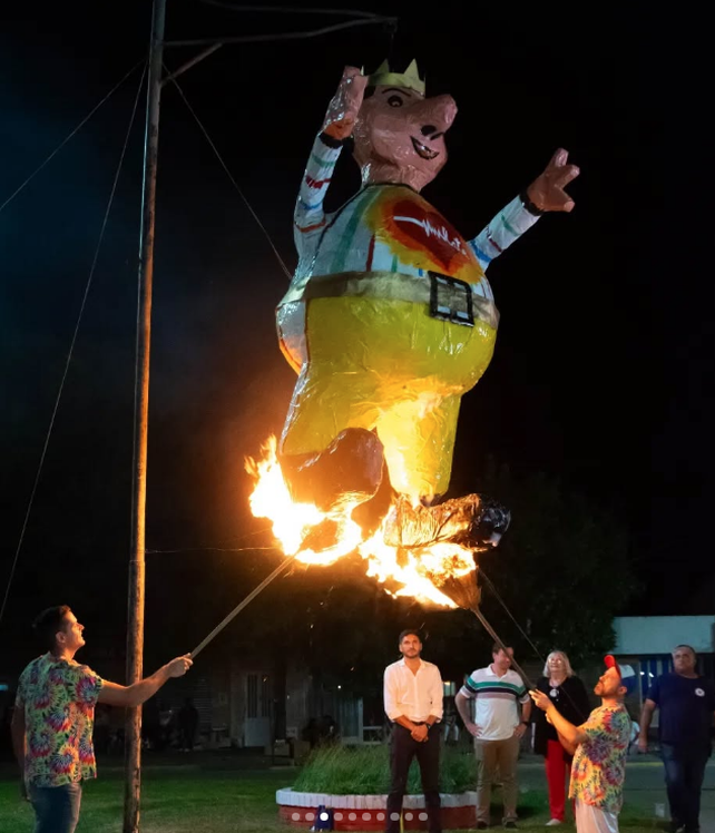 El ritual de la quema del Rey Momo se realiza la última noche de carnaval para marcar el cierre de la fiesta hasta el año próximo.
