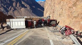Video: un camión volcó en una ruta de montaña y destrozó ocho camionetas que transportaba