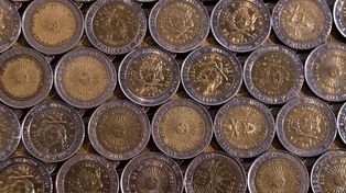 Afirman que no tienen ningún valor las monedas de un peso con error ortográfico