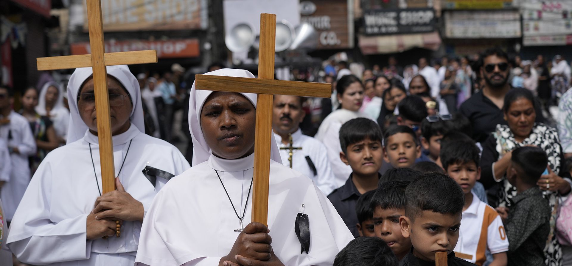 Devotos cristianos participan en una procesión para conmemorar el Viernes Santo en Jammu, India, el viernes 29 de marzo de 2024. (Foto AP/Channi Anand) Devotos cristianos participan en una procesión para conmemorar el Viernes Santo en Jammu, India, el viernes 29 de marzo de 2024. (Foto AP/Channi Anand)