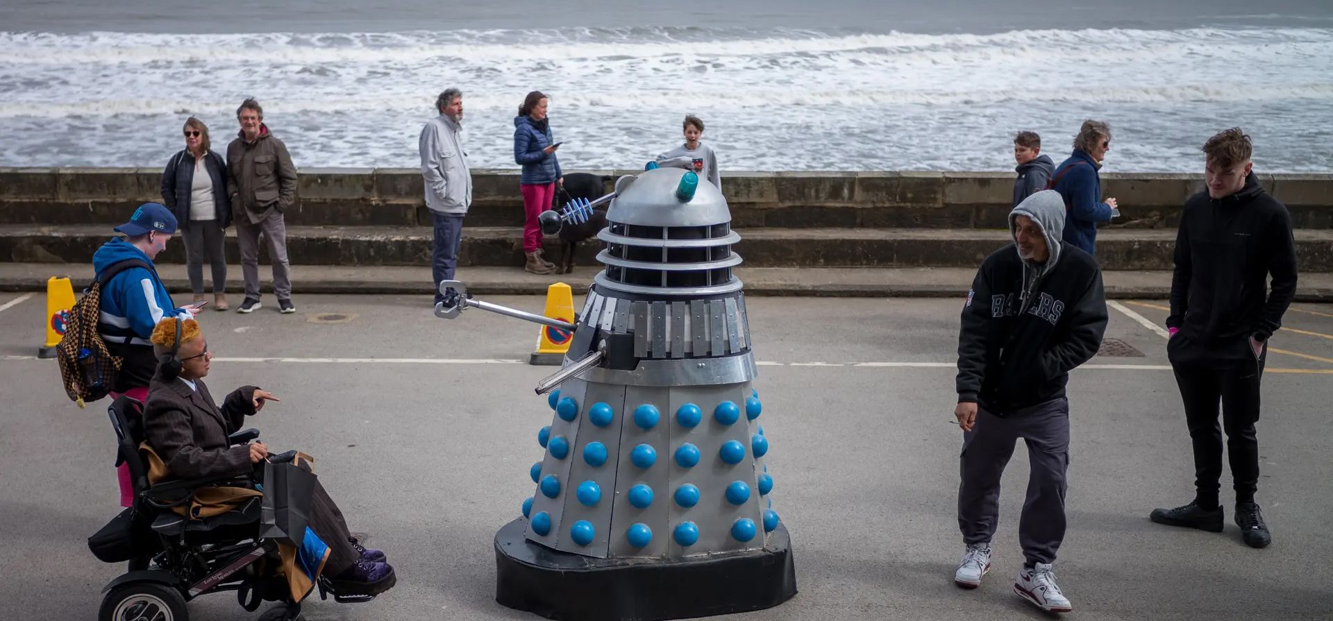 Un Dalek interactúa con miembros del público en el primer día del fin de semana de ciencia ficción de Scarborough, Reino Unido. Fotografía: Ian Forsyth/Getty Images Un Dalek interactúa con miembros del público en el primer día del fin de semana de ciencia ficción de Scarborough, Reino Unido. Fotografía: Ian Forsyth/Getty Images