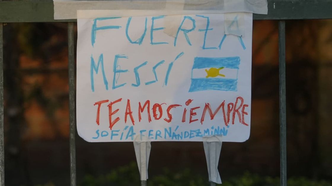 Se multiplicaron en Rosario y el resto del país los mensajes de amor y apoyo a toda la familia Messi