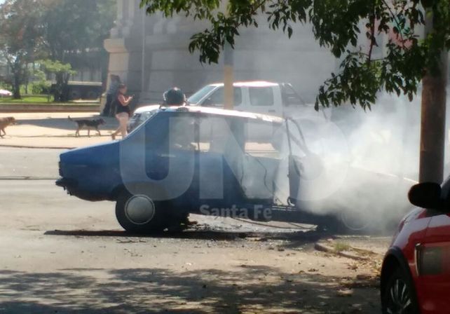 Daños totales: se incendió un auto en Bulevar