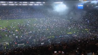 Los napolitanos invadieron la cancha de Udinese para festejar la conquista del tercer scudetto.