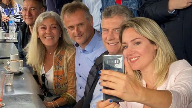 Selfie en campaña. El ex presidente Mauricio Macri y la candidata a sanadora de Juntos por el Cambio, Carolina Losada, en el Bar Sarmiento.