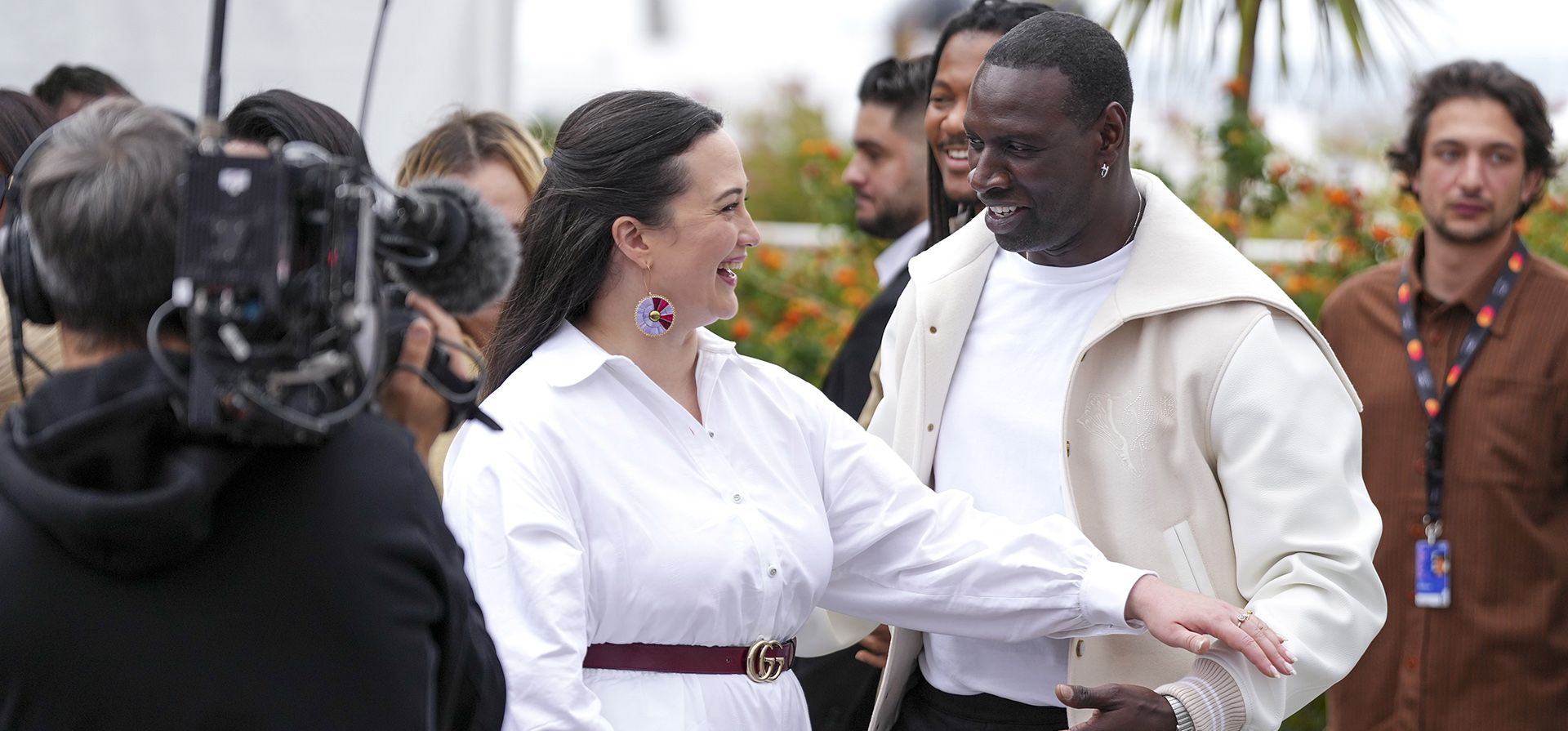 Miembros del jurado Lily Gladstone, izquierda, y Omar Sy posan para los fotógrafos durante la sesión fotográfica del jurado en el 77° festival internacional de cine, Cannes, sur de Francia, el martes 14 de mayo de 2024. (Foto de Scott Garfitt/Invision/AP)