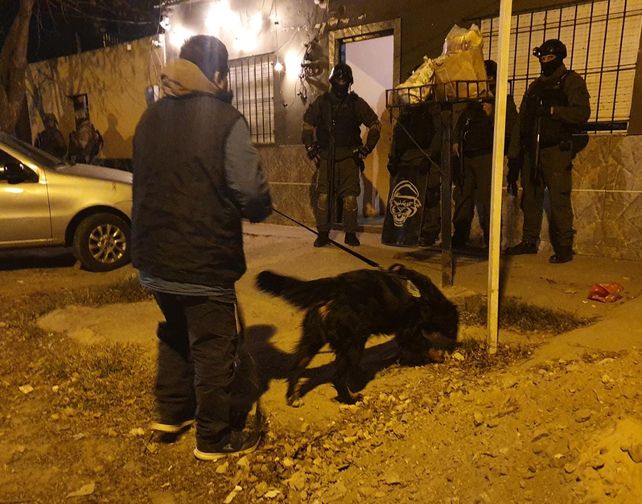 Uno de los procedimientos realizados durante la madrugada de este sábado en Ludueña.