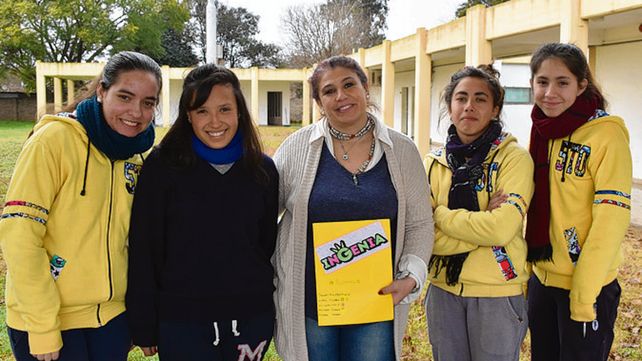 Premiadas. El grupo de las cinco alumnas secundarias de San Eduardo.