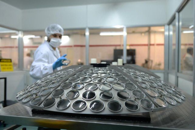 La fabricación industrial de lentes oftálmicos combina tecnología