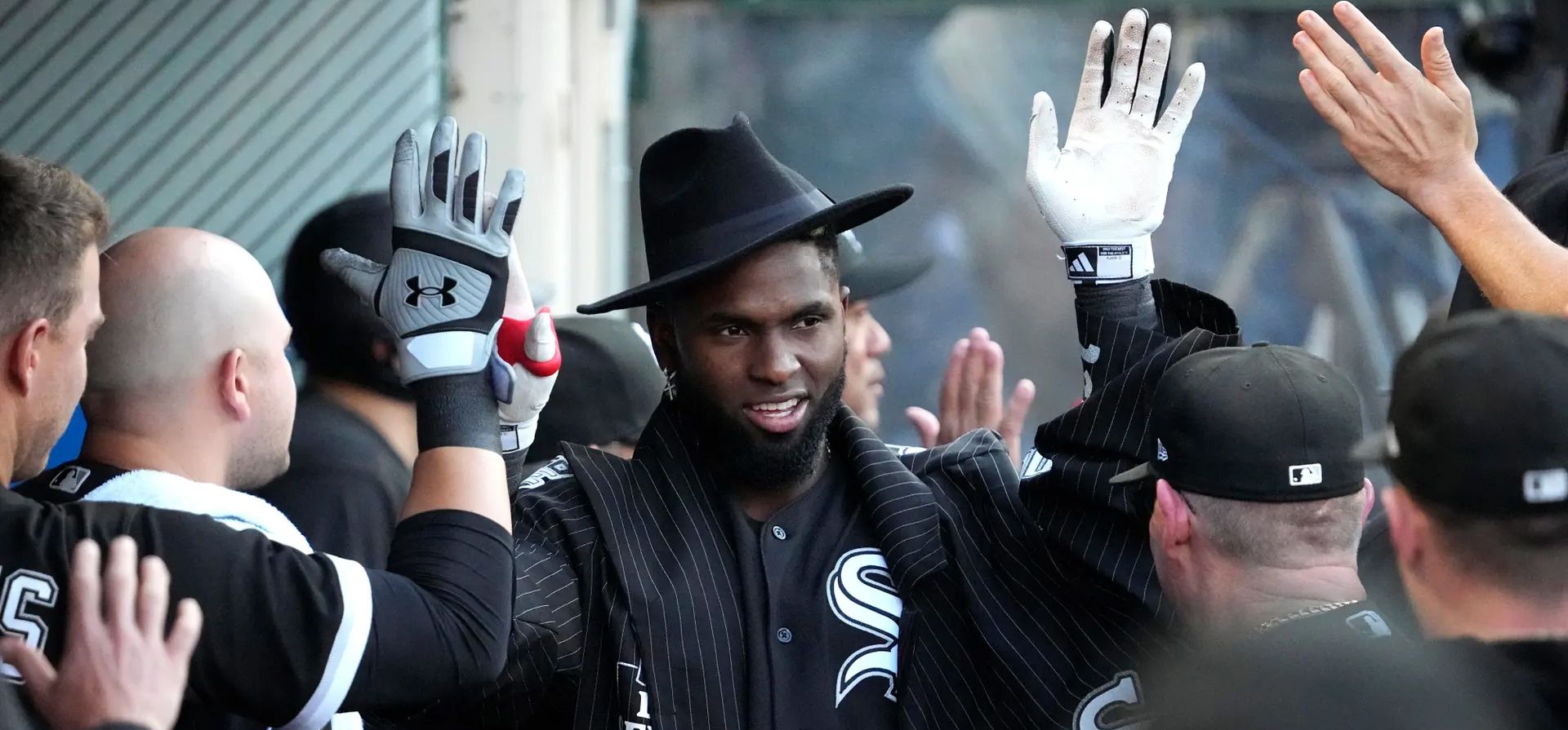 Anaheim, Estados Unidos. Luis Robert Jr. de los Medias Blancas de Chicago es felicitado por sus compañeros de equipo en el dugout después de conectar un jonrón de dos carreras durante la primera entrada de un juego de béisbol contra los Angelinos de Los Ángeles en California. Fotografía: Mark J Terrill/AP Anaheim, Estados Unidos. Luis Robert Jr. de los Medias Blancas de Chicago es felicitado por sus compañeros de equipo en el dugout después de conectar un jonrón de dos carreras durante la primera entrada de un juego de béisbol contra los Angelinos de Los Ángeles en California. Fotografía: Mark J Terrill/AP