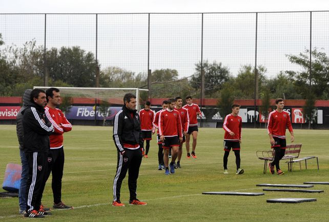 Primer Día. Diego Osella y los futbolistas se reunieron en el predio de Bella Vista para comenzar la semana de trabajo.