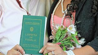 Luego de retratar el momento, los contrayentes deben devolver la libreta de familia.