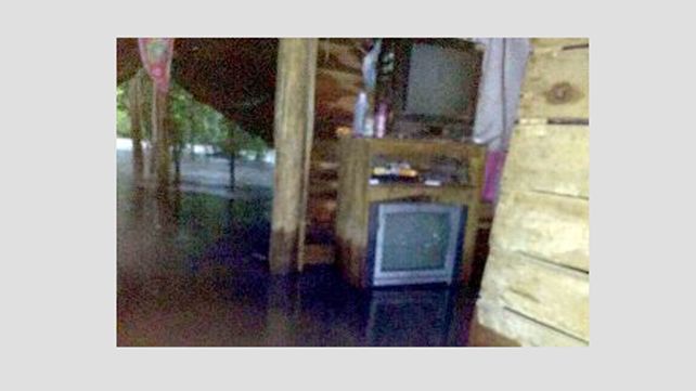 Una familia quedó aislada por el agua en Talita tras el temporal