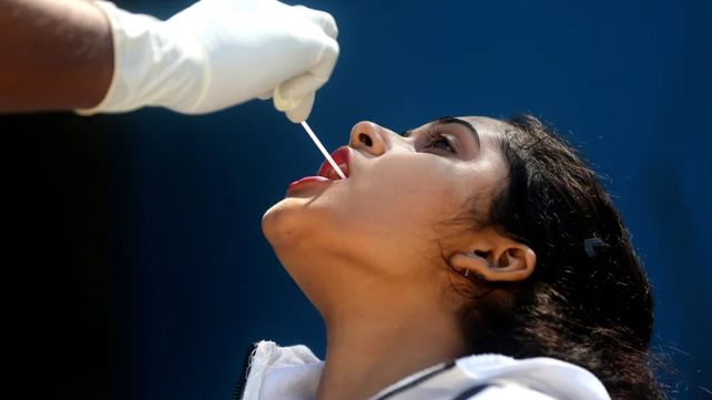 Covid-19 Ómicron en India: imponen toque de queda y cierran escuelas