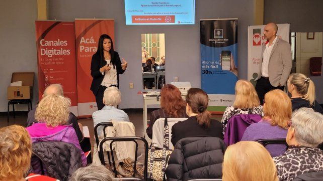 Capacitan a adultos mayores de Paraná en el manejo de finanzas y prevención de fraudes en el marco del programa de Educación Financiera