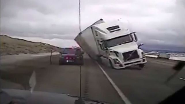 El tremendo vuelco de un camión que aplastó un patrullero en medio de una intensa tormenta