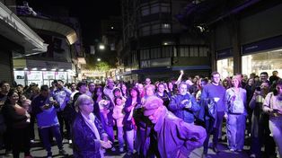 Una pareja baila en medio de una ronda en plena peatonal Córdoba.&nbsp;