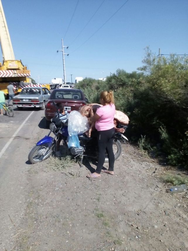 Así saqueaban un camión que transportaba carne y por esquivar una moto, volcó