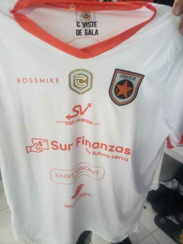 La camiseta de Estrella del Sur que combina el naranja y el blanco.