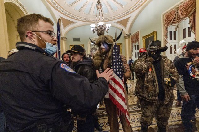 Los trumpistas tomaron el Capitolio el 6 de enero. Los exaltados desbordaron f&aacute;cilmente a la guardia de servicio. Hubo cinco muertos, uno de ellos un polic&iacute;a que custodiaba el edificio.