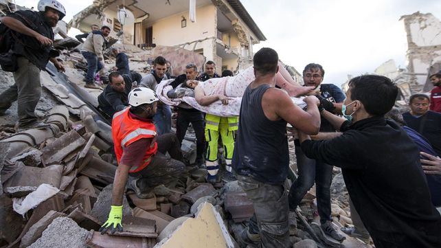 Ascienden a 120 los muertos por el devastador terremoto en el centro de Italia