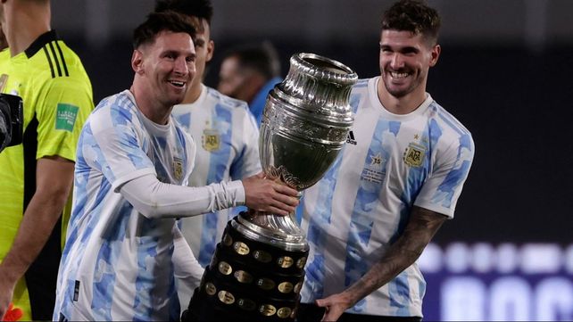 Lionel Messi y Rodrigo De Paul levantan la Copa América. 