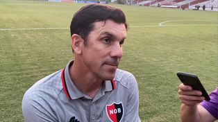 Larriera atendió a la prensa en el césped apenas terminado el encuentro.