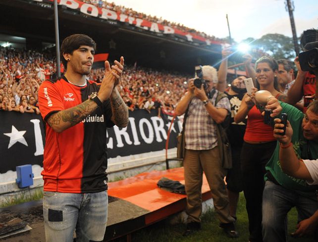 El mediocampista coreó algunas canciones con la gente y acompañó cada iniciativa con palmas. (Foto: H. Rio)