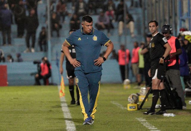 Jorge Almirón ya piensa en el mejor Central que pondrá en cancha por la Copa Libertadores.