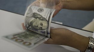 El dólar oficial anotó su mayor caída en más de un mes y se extendió la brecha con el blue en Rosario