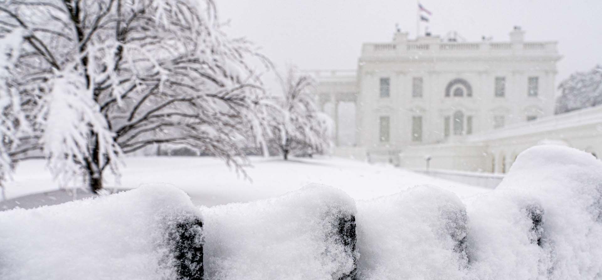 La nieve cae en la Casa Blanca en Washington, cuando una tormenta invernal azota el área del Atlántico Medio. Foto: AP