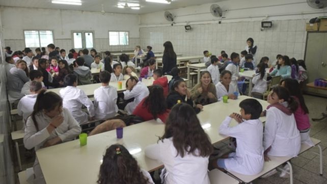 Crisis y ajuste. Mientras aumenta la cantidad de chicos que comen en la escuela