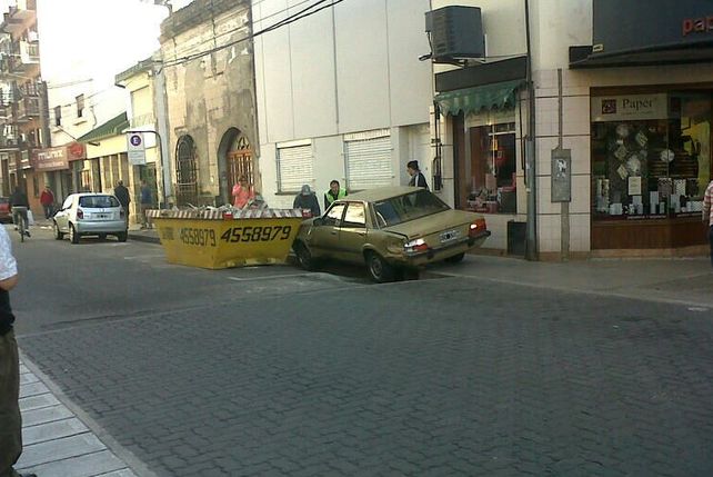 Así quedó el auto luego de chocar con el contenedor. Foto lector: María Matarrese