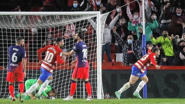 Atlético de Madrid profundizó su crisis y sumó su cuarta caída al hilo contra Granada.