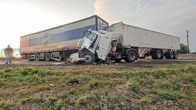 Fuerte choque entre dos camiones en Ruta 12