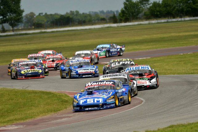El Ford número 100 de Pedrito Boero encabeza la fila india. El rosarino no le dio resquicios a nadie.