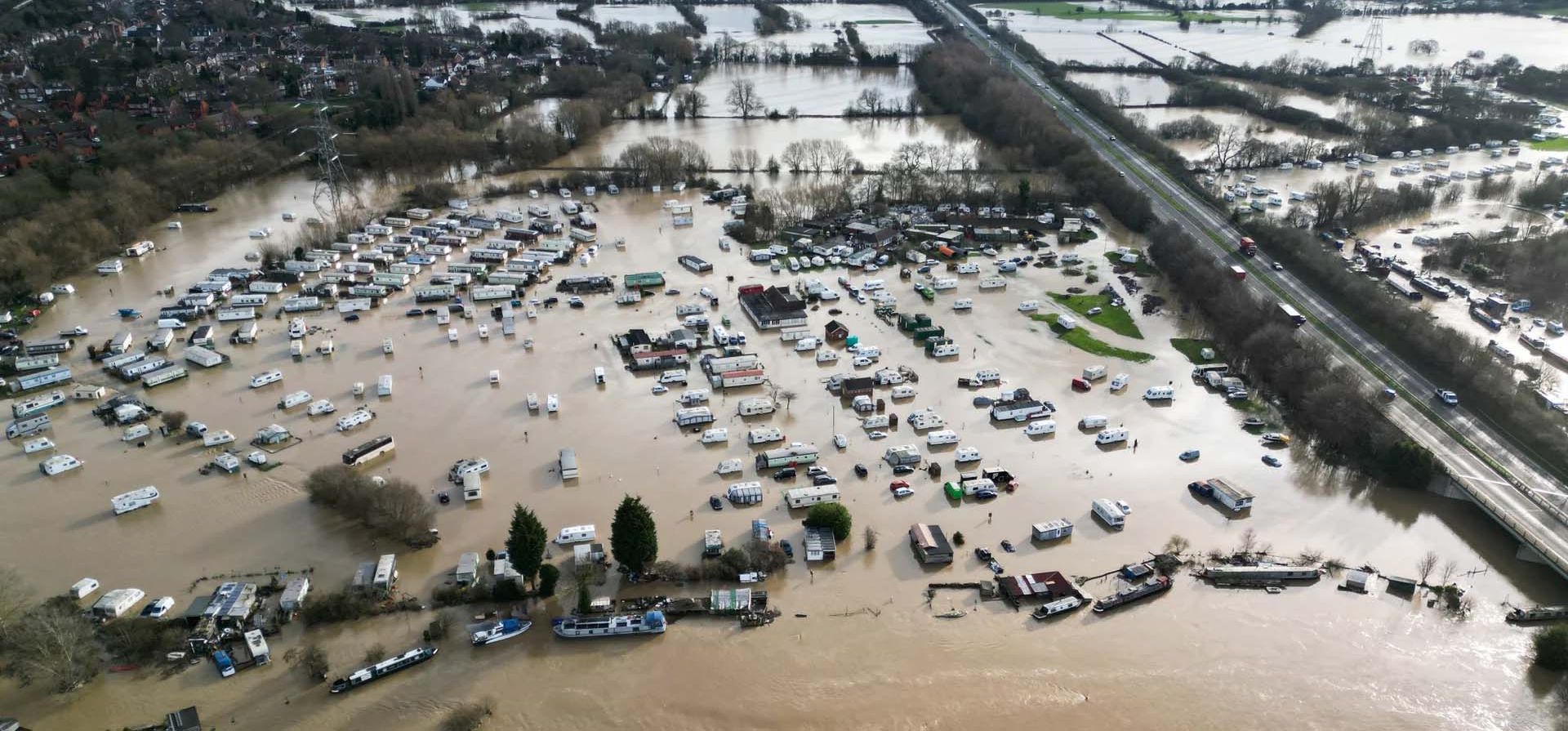 Una vista aérea de un parque de caravanas inundado en el centro de Inglaterra, después de que las fuertes lluvias y la nieve causaran interrupciones, Barrow upon Soar, Reino Unido. Fotografía: Oli Scarff/AFP/Getty Images Una vista aérea de un parque de caravanas inundado en el centro de Inglaterra, después de que las fuertes lluvias y la nieve causaran interrupciones, Barrow upon Soar, Reino Unido. Fotografía: Oli Scarff/AFP/Getty Images