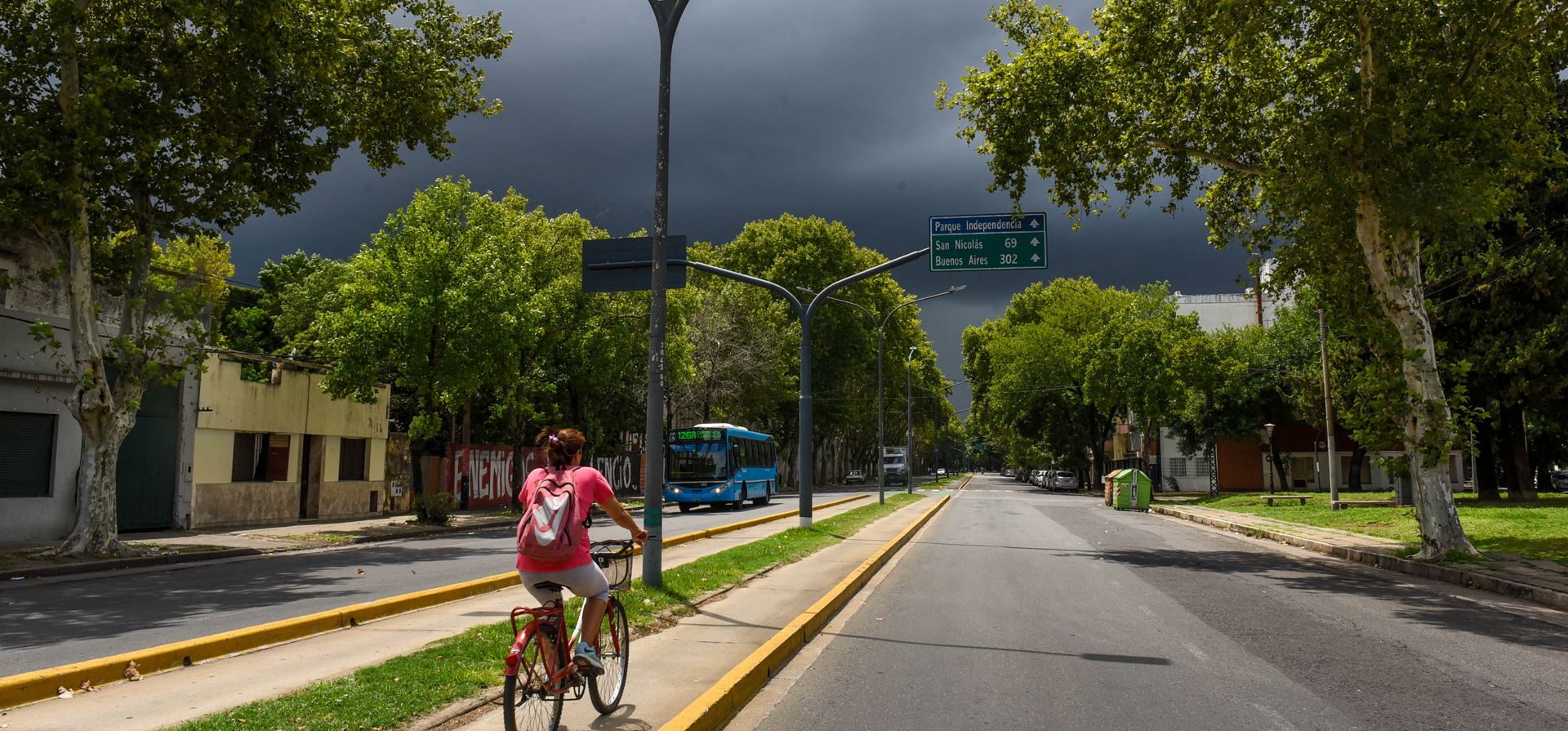 Un cielo amenazante de lluvia se pudo apreciar en la zona oeste de Rosario el miércoles al mediodia. Foto: Celina Mutti Lovera / La Capital